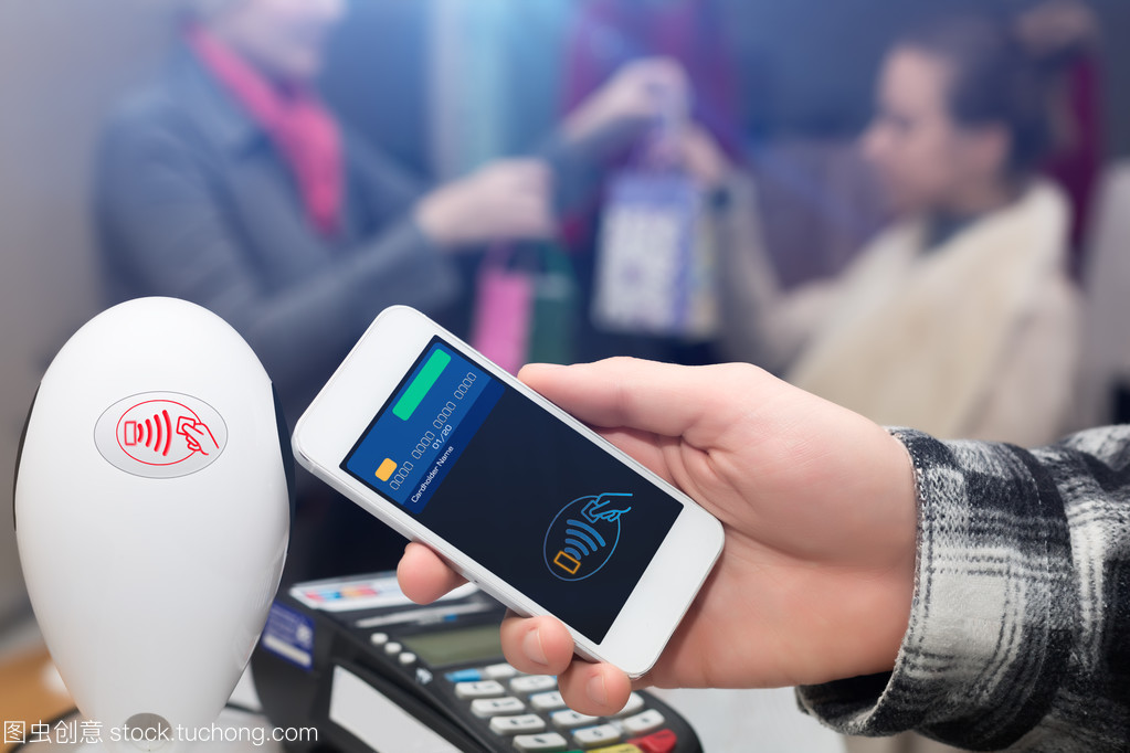 移動支付終端店收銀員柜臺的人與設備 便捷支付的完美結合